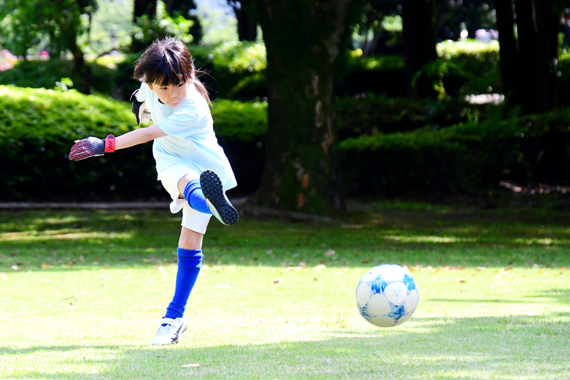 地域スポーツクラブで活動する子どもとコーチ